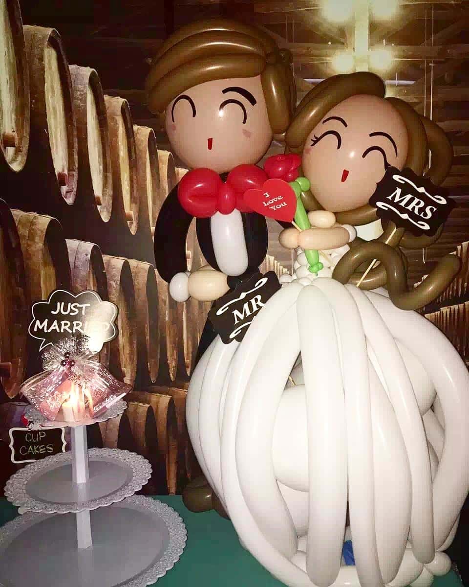 bride and groom balloon twisting
